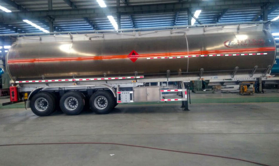 程力威牌CLW9403GYYALV型铝合金运油半挂车